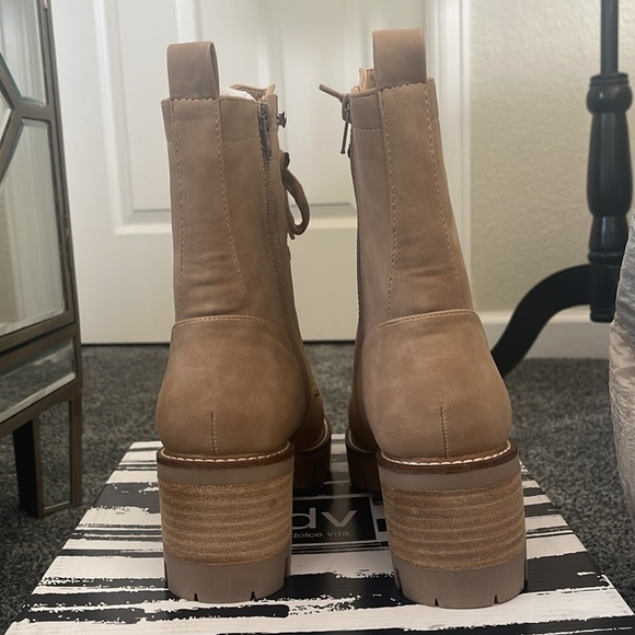 NIB Dolce Vita “Madey” Tan Boot Lug Sole - Picture 6 of 7